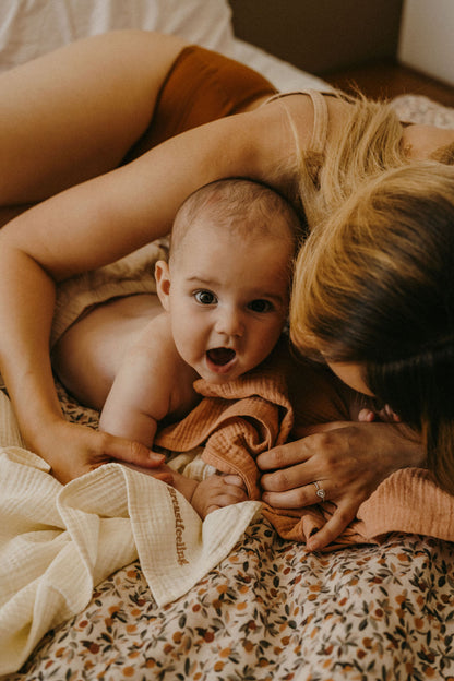 Duo Langes Breastfeeling en gaze de coton 100% biologique You &amp; Milk Latte et Biscuit